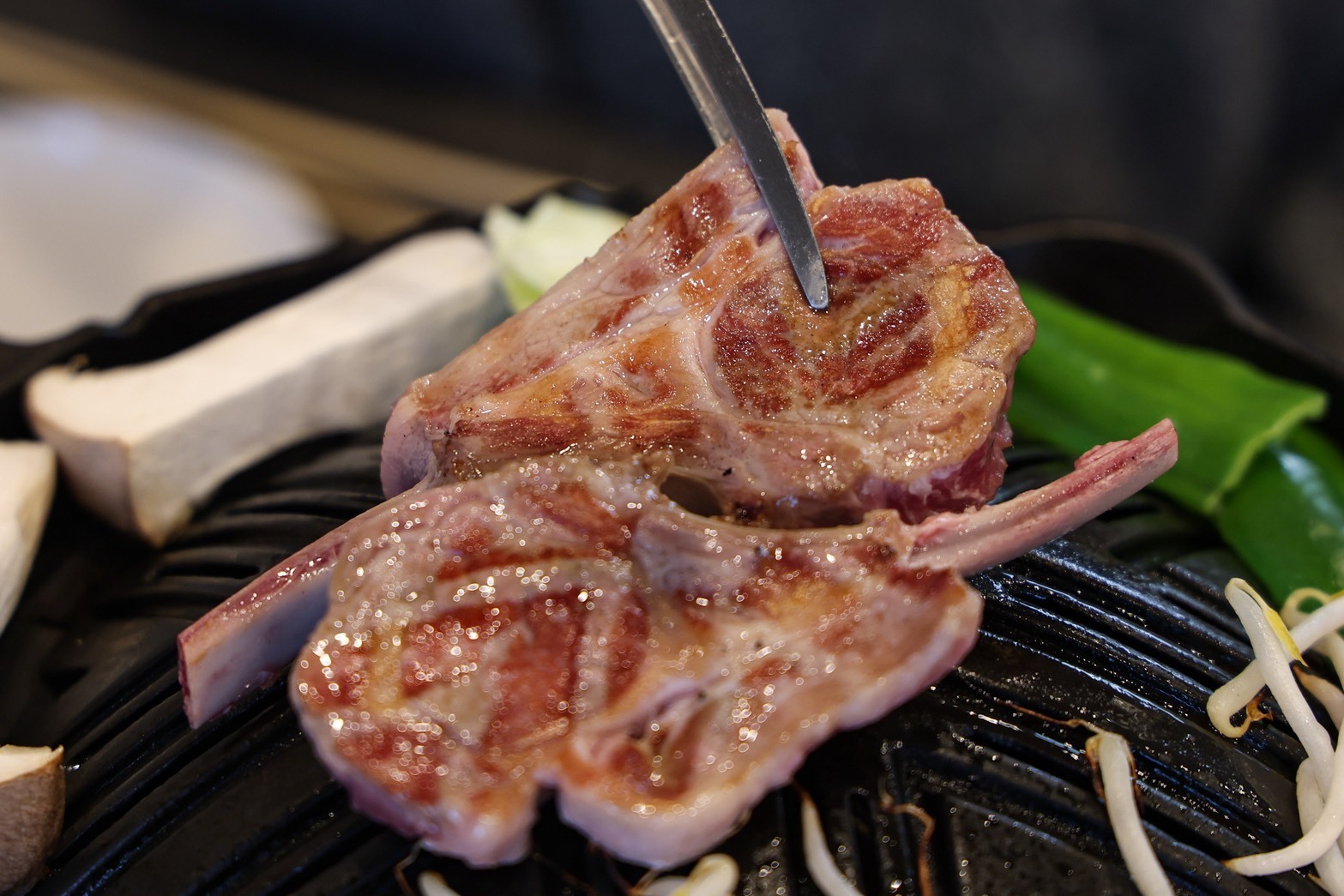 備長炭で焼き上げるラムチョップ