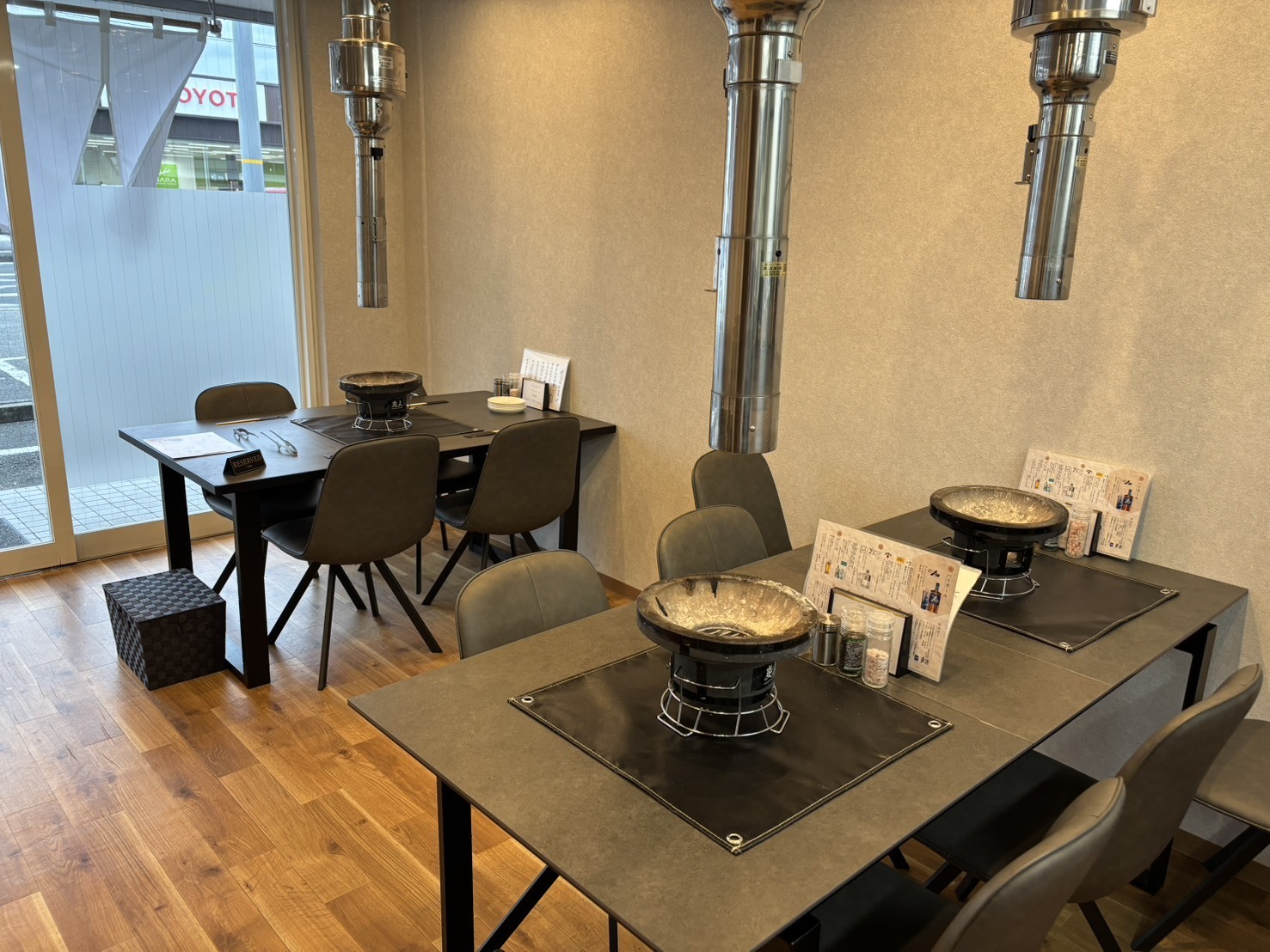 窓側のテーブル席